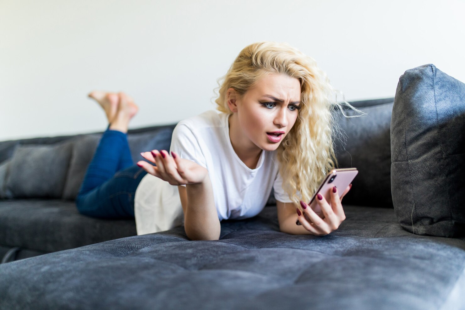 Když vás žárlivost nutí kontrolovat telefon: Kde je hranice důvěry?